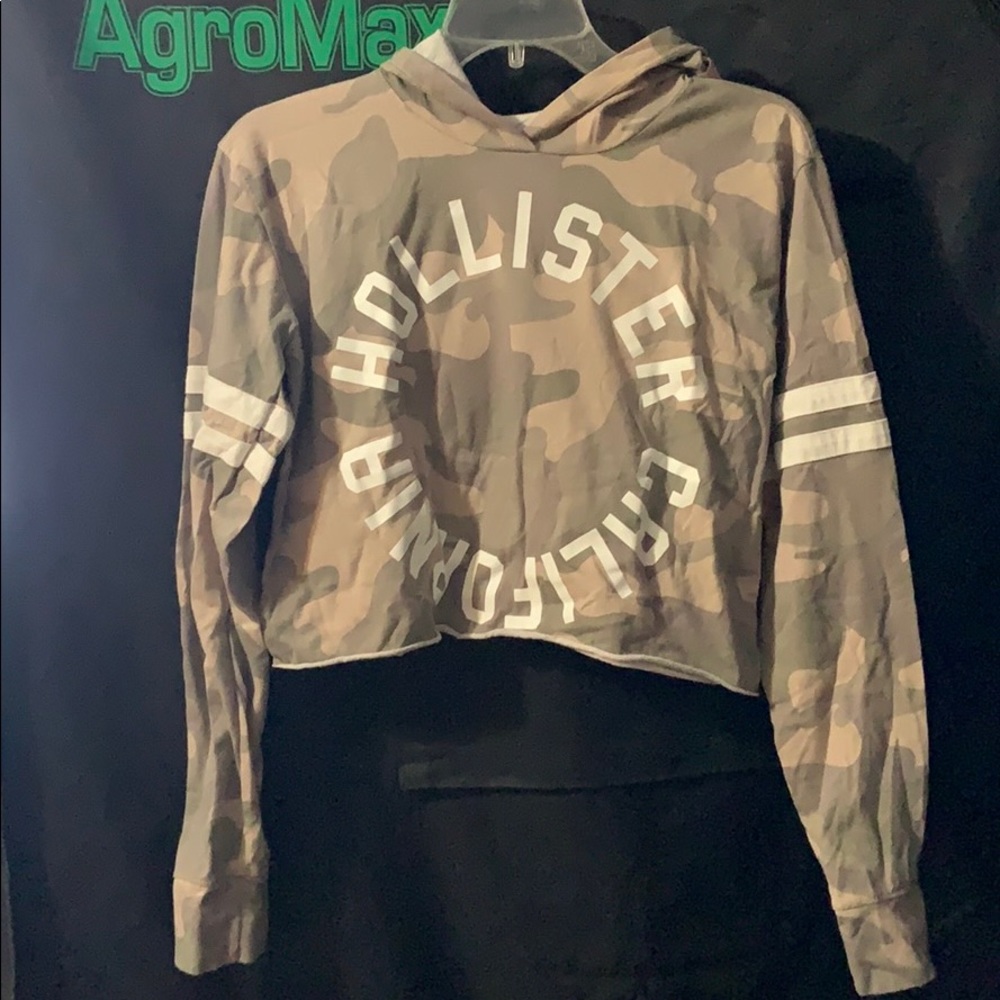 Cropped camo long sleeve Hollister shirt with hood